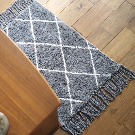 斜めのラインとグレーの配色がおしゃれなラグマット  / MANOS /  50×70cm / インテリアマット by INTERFORM / GRAY  / 玄関マット / RUG MAT