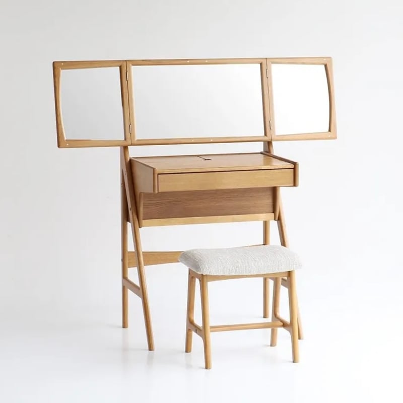Dresser & Stool by Herit / 上質なオーク材を使用した圧迫感のないコン