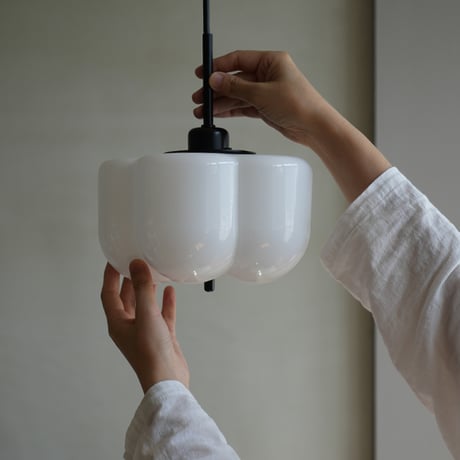 PENDANT LIGHT 60 / 150 / 優雅で上品なフォルムが目を惹くガラスペンダント照明 / LED電球 選択 / GOLD , BLACK / Flora