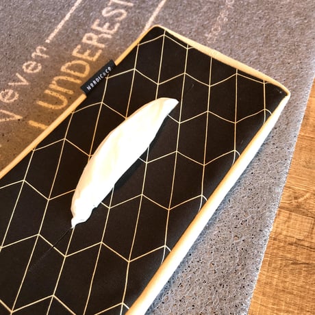幾何学模様がスタイリッシュでモダンなティッシュボックスカバー / TISSUE CASE  ▶︎NORDIC&Co / BK & IVORY