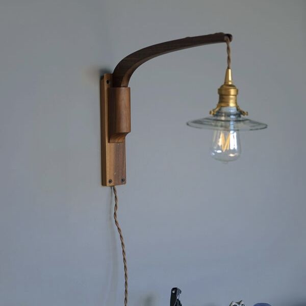 ウォールナットの木目が美しい壁付けブラケット / Wood Bracket BOON