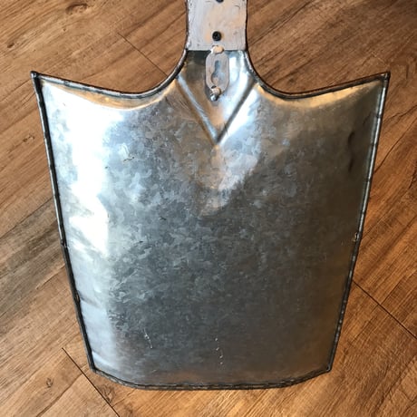 ヴィンテージな味わいのあるユニークなウォールバスケット/  H 49.5cm W26