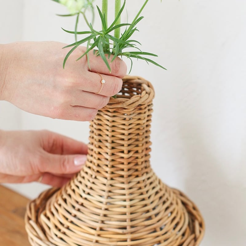 RATTAN SHAPE FLOWER VASE / ラタンの存在感のあるナチュラルフラワーベ