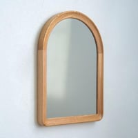 MOI wall mirror arch / 程良い厚みが愛らしい 天然木のアーチ型ウォールミラー