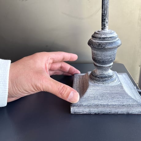 造形のラインが美しい高さ53cmのテーブルランプ / メタルグレー  / ブロカント / アンティーク / TABLE LANP / ソファサイド ベッドサイド ランプ  / LIST24448004