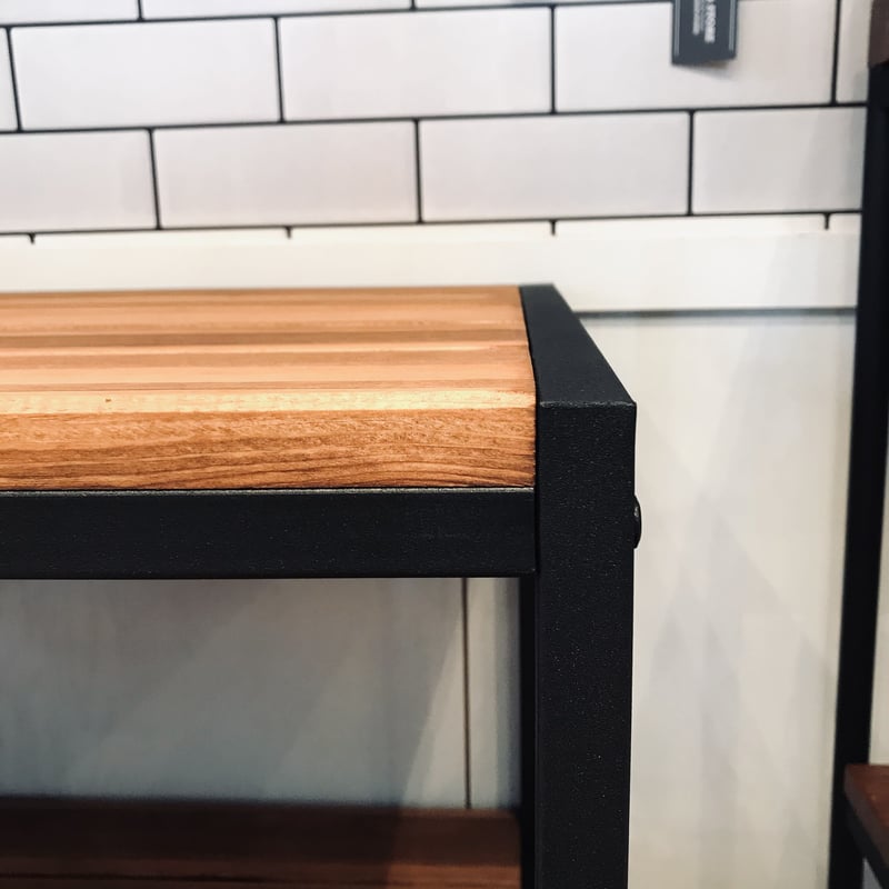 マットな質感のアイアン素材とパイン材の3段ラック / 棚板調整可能