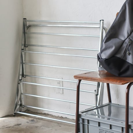 FOLDABLE SHOES RACK / ZINC , BLACK / HAMMERTONE / インダストリアルな雰囲気のある折り畳み式のラック / 収納棚