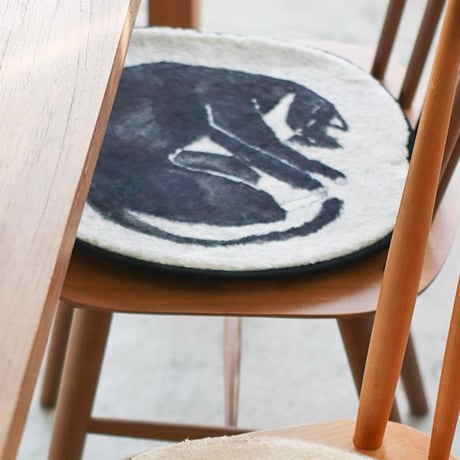 CHAIR PAD by Atelier KOTETSU / 色彩豊かで生き生きとした動物たちのイラストは見ているだけで元気を与えてくれるチェアパッド