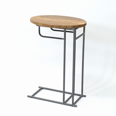 アカシアの木目の天板が上品な空間を演出してくれるサイドテーブルはソファー横で活躍 / iron furniture shesay / テーブル / サイドテーブル