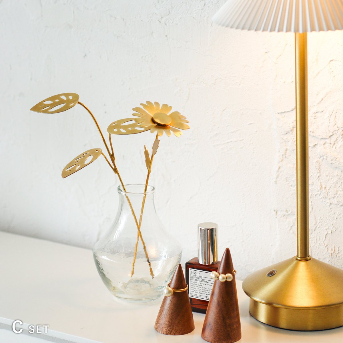 ART FLOWER 03 / 繊細なフォルムに落ち着いたゴールドカラーが映える