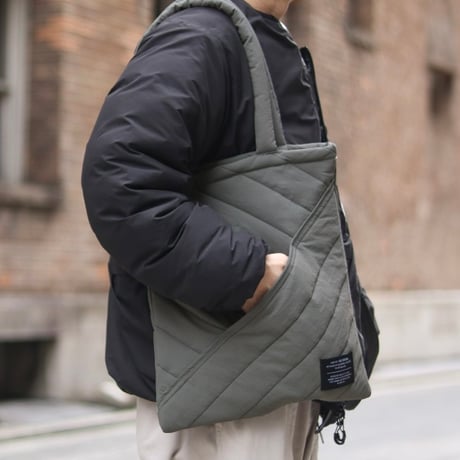 NYLON STANDARD TOTE / スマートフォンなどをすぐに取り出せるポケット付き A4サイズが入るキルティングトート / GRAY , BROWN , BLACK