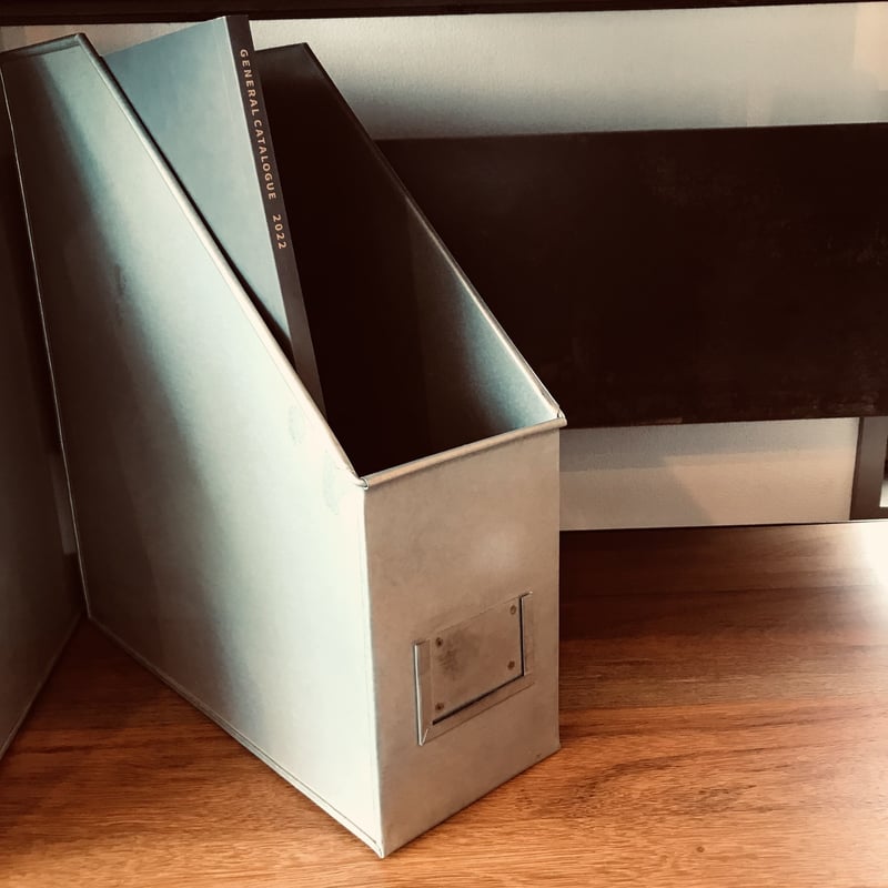 A4 FILE STAND / 無機質なインテリアに溶け込むブリキ素材のファイル