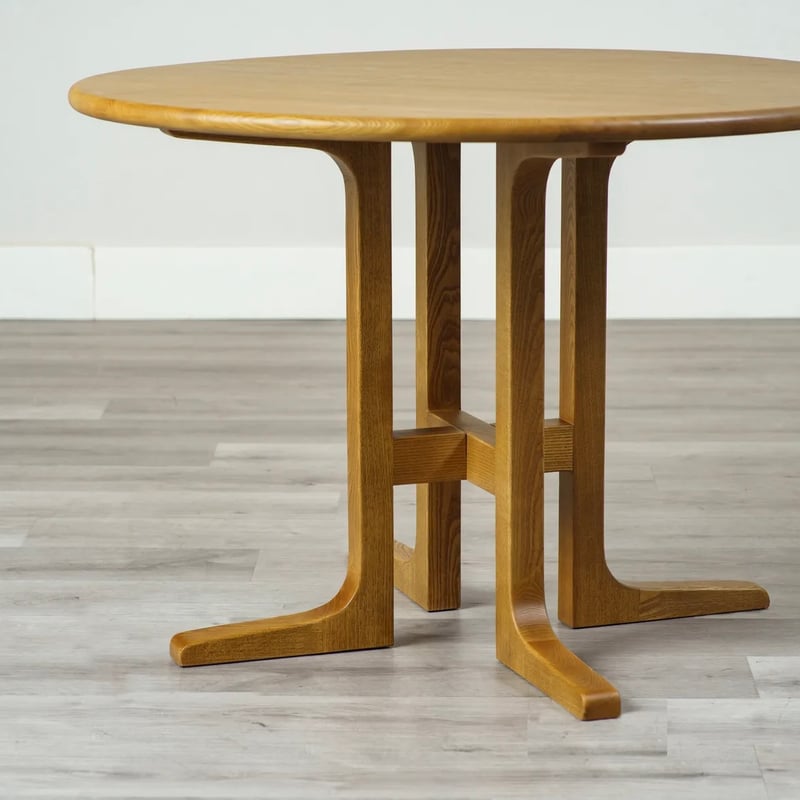 ROUND TABLE 100 / 空間を広く見せるアッシュ無垢材の円形 ダイニング