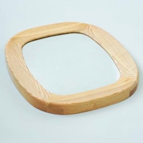 MOI wall mirror / 程良い厚みが愛らしく、天然木の素材によりナチュラルな印象を与えるウォールミラー
