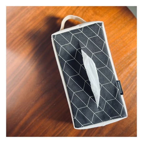 幾何学模様がスタイリッシュでモダンなティッシュボックスカバー / TISSUE CASE  ▶︎NORDIC&Co / BK & IVORY