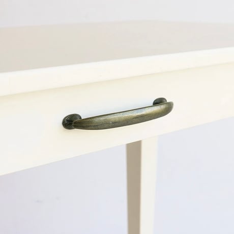 可愛らしく上品な雰囲気のホワイトのデスク / ine reno desk / vary / デスク / 天然木デスク / ホワイト家具 / 白家具 / アンティーク /クラシカル / コンパクト