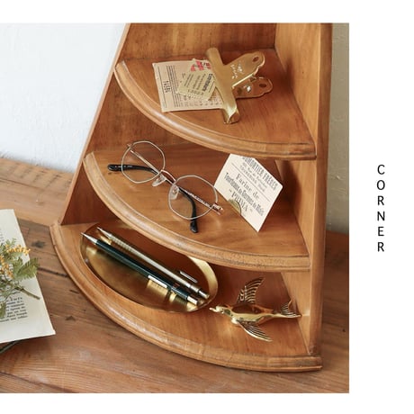 PINE WOOD CORNER STAND / パイン材を使用した縦置き横置きどちらでも使えるスタンドシェルフ / アクセサリースタンド / コーナーブックスタンド