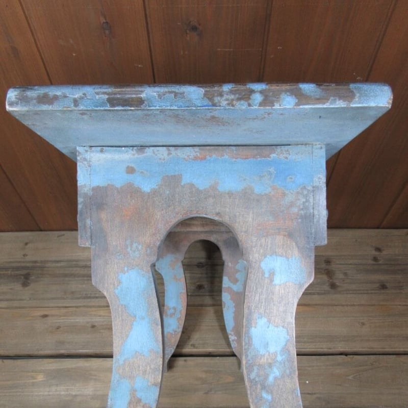 味のあるペイントと特徴的なフォルムのスツール / チェア / 椅子