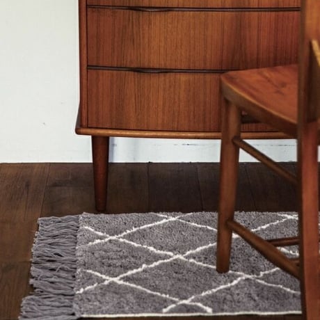 斜めのラインとグレーの配色がおしゃれなラグマット  / MANOS /  50×70cm / インテリアマット by INTERFORM / GRAY  / 玄関マット / RUG MAT