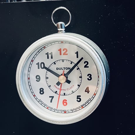 コンパクトサイズながら存在感を放つ時計 / MAGNETIC CLOCK ROUND / IVORY  マグネティック クロック ラウンド / DULTON