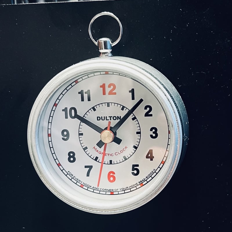 コンパクトサイズながら存在感を放つ時計 / MAGNETIC CLOCK