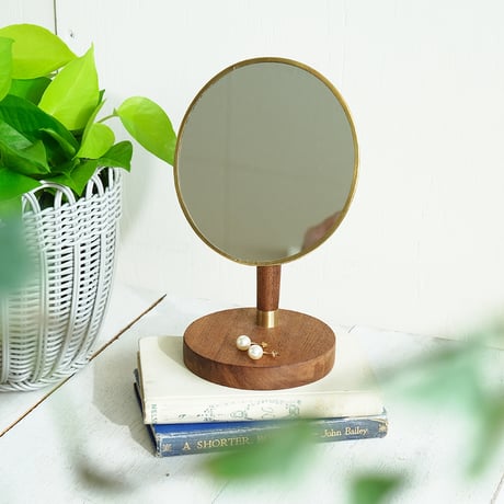 覗くたび優雅な気分にしてくれるオーバルスタンドミラー / Brass + wood  / アカシアウッド / STAND MIRROR by Horn please