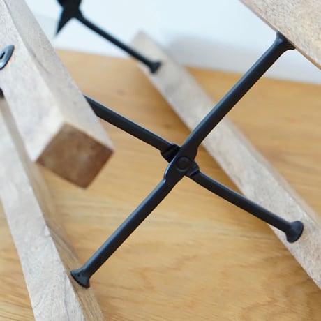 IRON + WOOD FOLDING POT STAND / 植物の目線を上げ高低差を出すことで空間にリズムを与えインテリアのアクセントに。