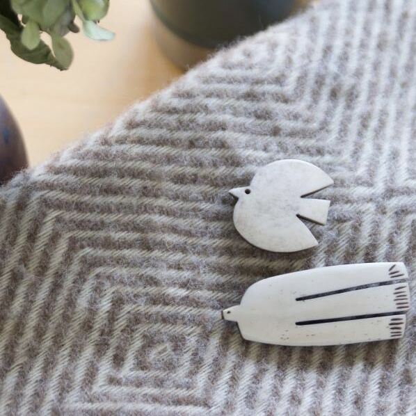 Sally Scott 黒鳥 水牛の角 ブローチ Sally Scott 黒鳥 水牛の角 ブローチ