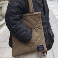 NYLON STANDARD TOTE / スマートフォンなどをすぐに取り出せるポケット付き A4サイズが入るキルティングトート / GRAY , BROWN , BLACK