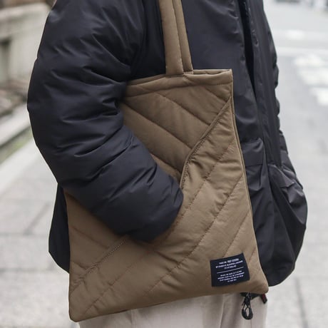 NYLON STANDARD TOTE / スマートフォンなどをすぐに取り出せるポケット付き A4サイズが入るキルティングトート / GRAY , BROWN , BLACK