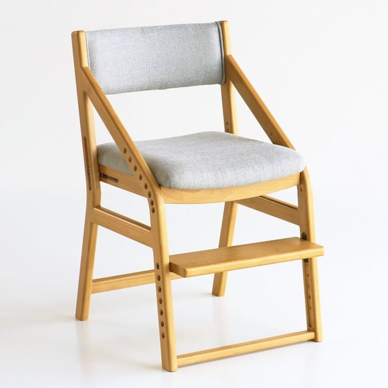 KODOMO CHAIR / 人間工学に基づき集中力が続く姿勢をキープする