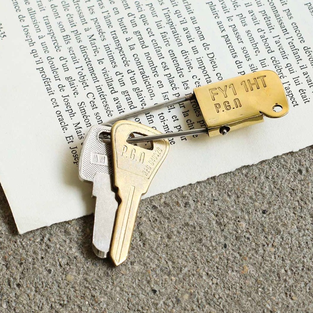 BRASS KEY HOLDER PIN / 経年変化を楽しめる真鍮製のピンモチーフ