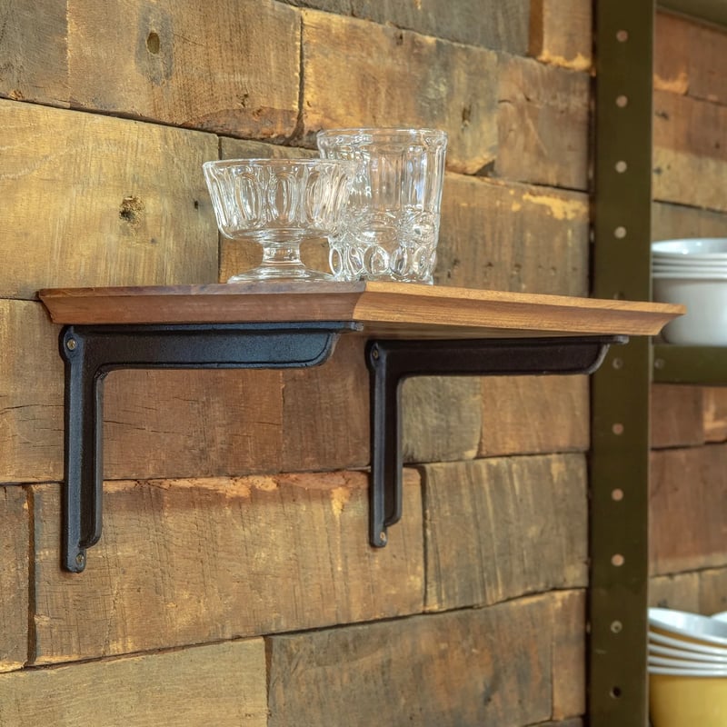 IRON + WOOD WALL SHELF / 洗練されたカービングを施した棚板とマット