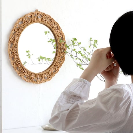 UTILE NAIL FLOWER MIRROR  / オブジェのように存在感があり、使っていない時もつい眺めたくなるアートのような美しいフラワーミラー / 鏡 / 壁掛けミラー /