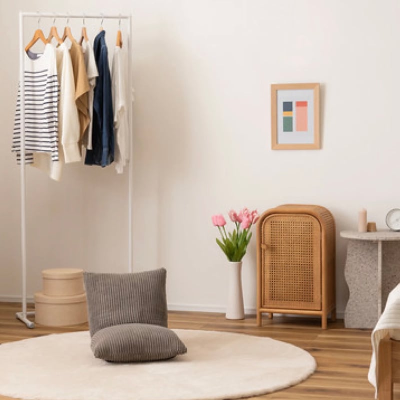 丸みを帯びたシルエット 編み込みラタンが個性的なキャビネット