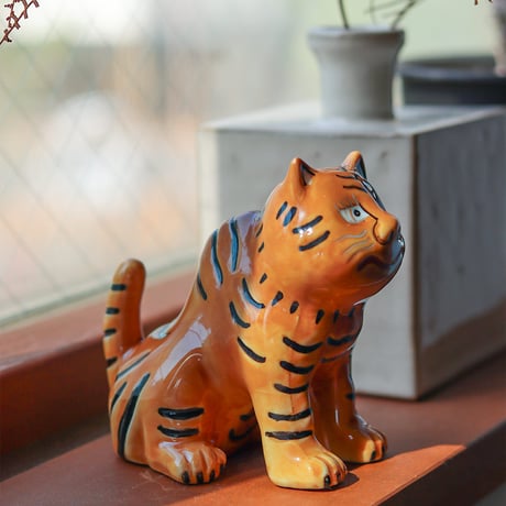 TIBETAN TIGER OBJECT / 個性ある佇まいで部屋にアクセントご利益も添えるチベタンタイガー / YELLOW , WHITE
