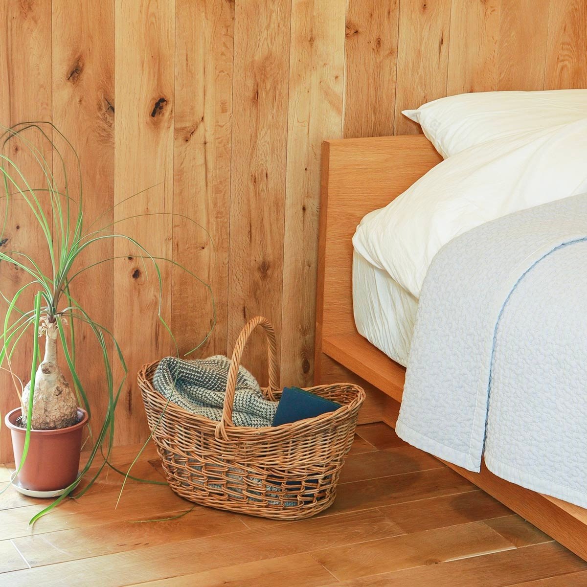 RATTAN RETRO OVAL BASKET / 天然素材の皮付きラタンを贅沢に使用したオ