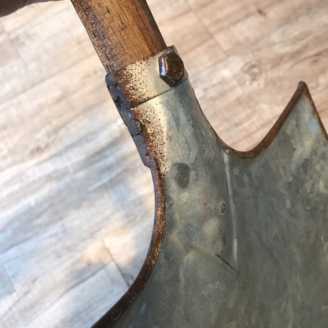 ヴィンテージな味わいのあるユニークなウォールバスケット/  H 49.5cm W26