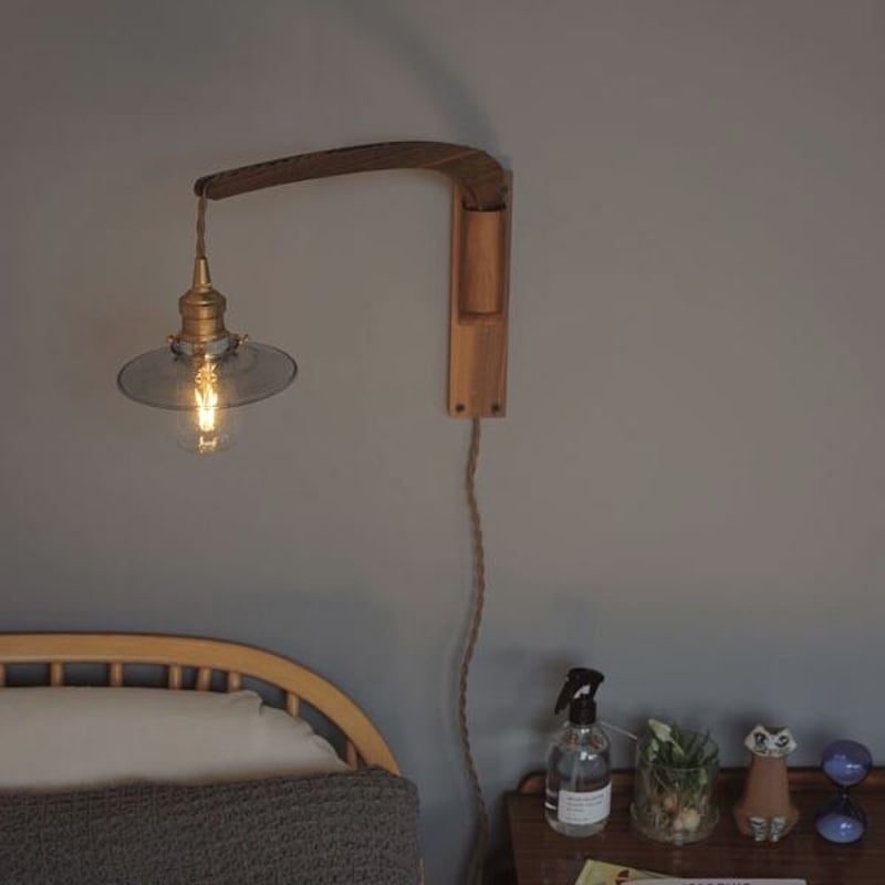 ウォールナットの木目が美しい壁付けブラケット / Wood Bracket