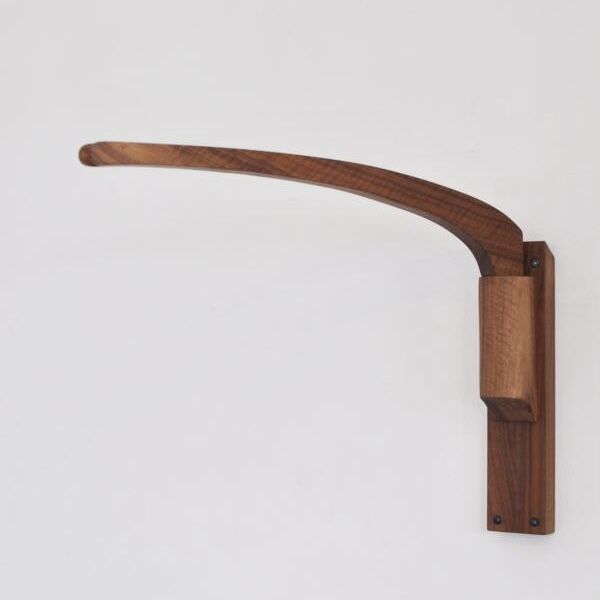 ウォールナットの木目が美しい壁付けブラケット / Wood Bracket