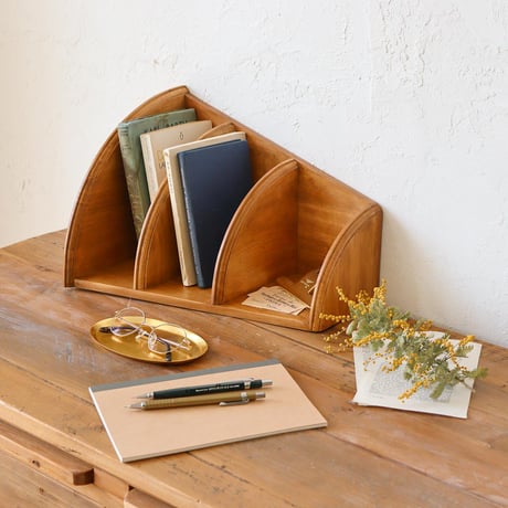 PINE WOOD CORNER STAND / パイン材を使用した縦置き横置きどちらでも使えるスタンドシェルフ / アクセサリースタンド / コーナーブックスタンド