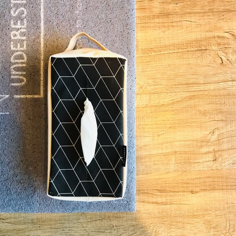 幾何学模様がスタイリッシュでモダンなティッシュボックスカバー / TISSUE CASE  ▶︎NORDIC&Co / BK & IVORY
