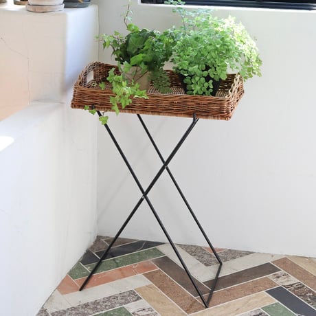 RATTAN × IRON TRAY STAND / THE AROROG / アラログ サイドテーブルとしても使えるスタンド付きトレイ。