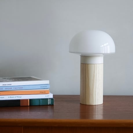 Joo stand light / WH , GY / クラシカルさと現代的な雰囲気を併せ持つ コンパクトで印象的なデザインのテーブルランプ
