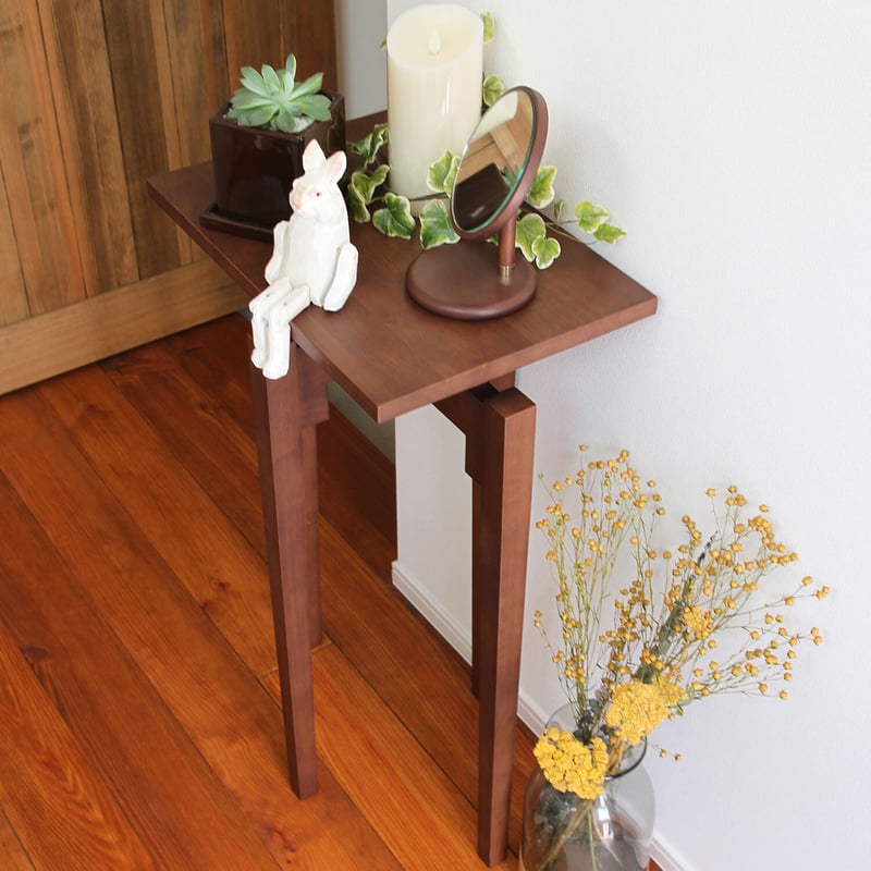少し高さのあるスタイリッシュなコンソールテーブル / サイドテーブル