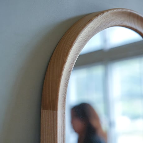 MOI wall mirror arch / 程良い厚みが愛らしい 天然木のアーチ型ウォールミラー
