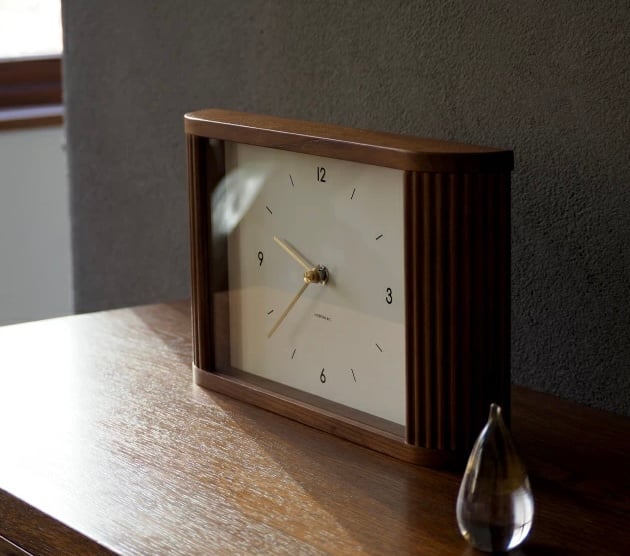 WOOD FRAME CLOCK / 上品な華やかさを備えたシックな佇まいの置き掛け