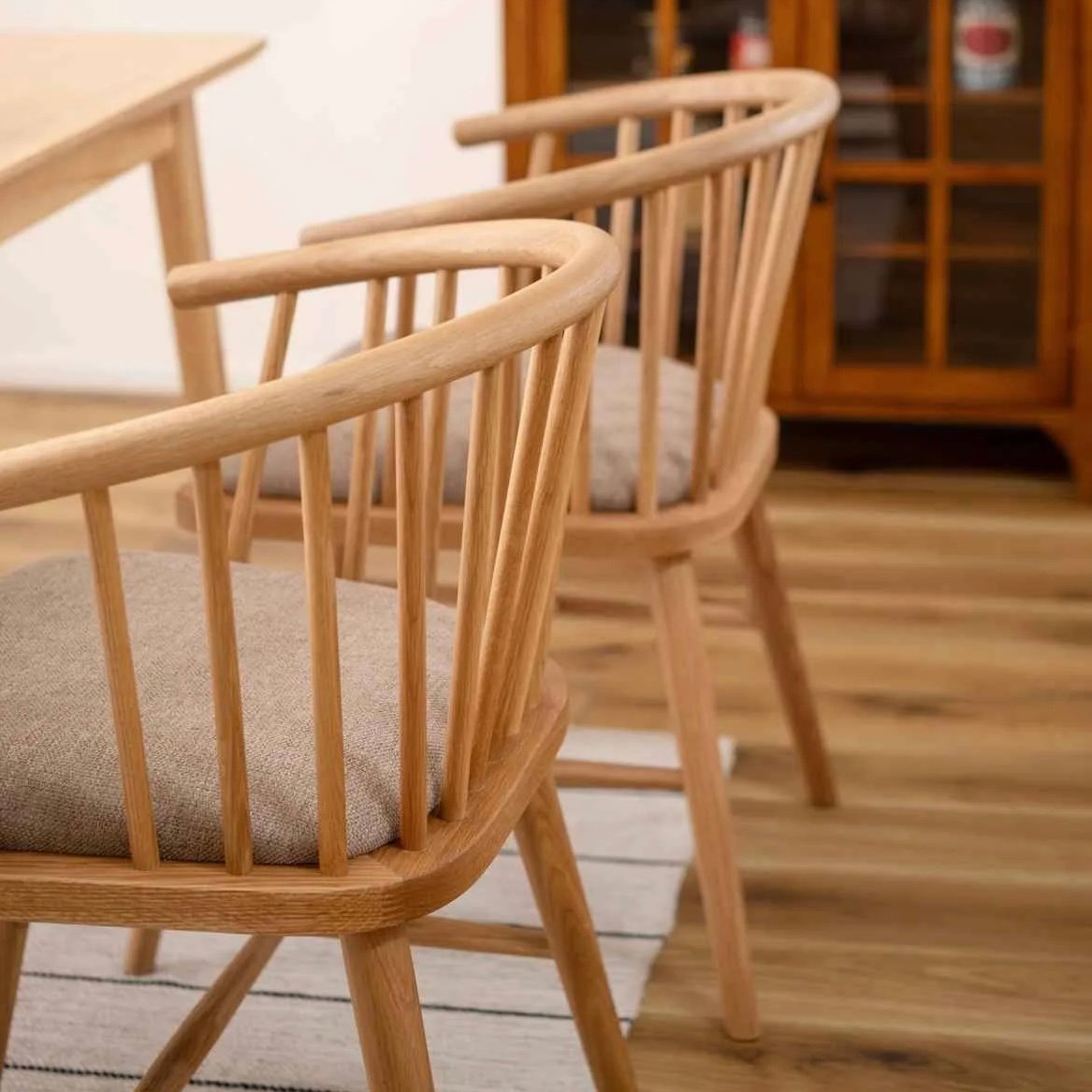 OAK WINDSOR CHAIR / オーク材の滑らかな手触りのウィンザーチェア