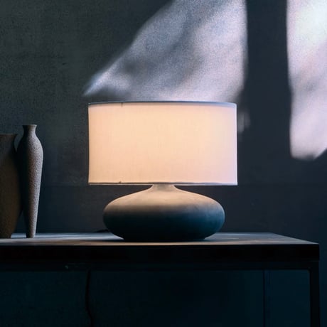 Ecru-table lamp / 風合いのあるシェードに陶器のベースを組み合わせた自然テイストのランプ / BEIGE , GRAY