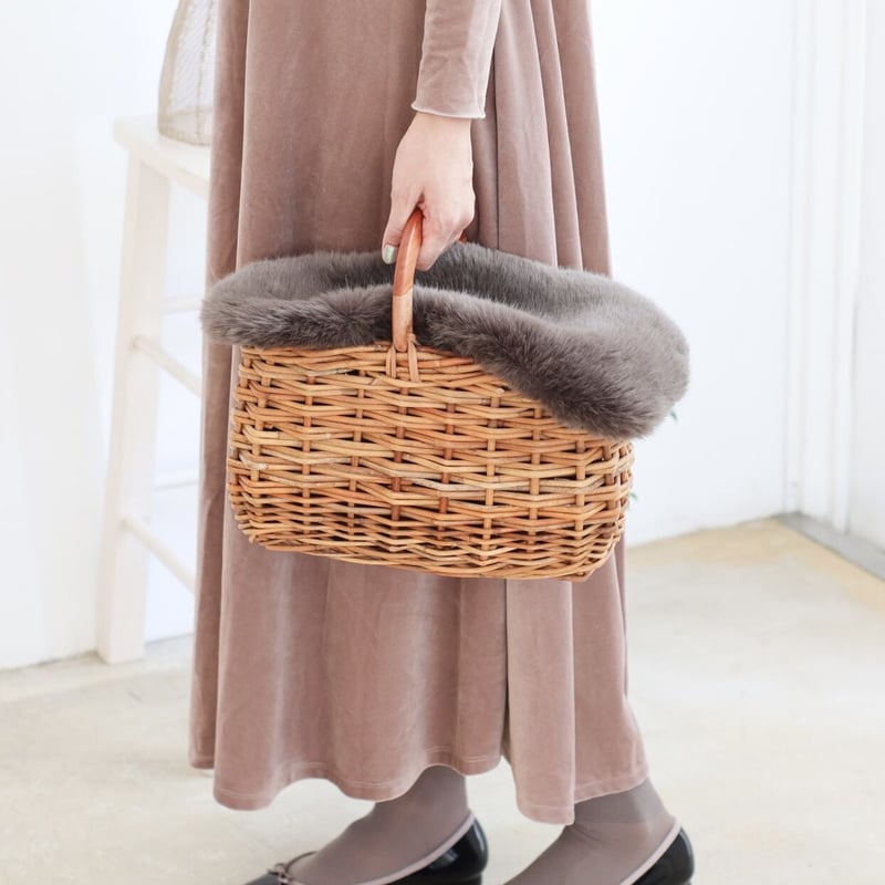 マホガニー製のハンドルがアクセントになったレクトバッグ / 貴重品も